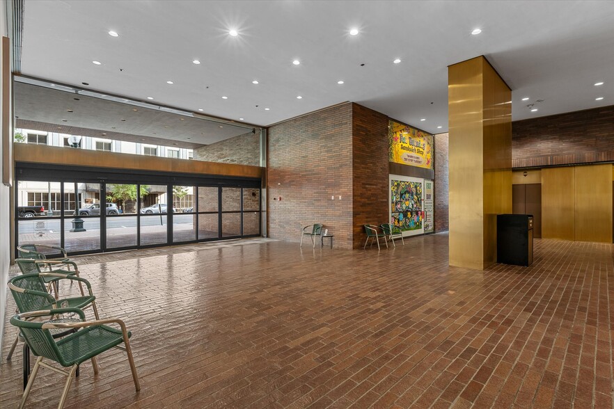 More Photos Of 400 Texas St, Shreveport Office For Sale
