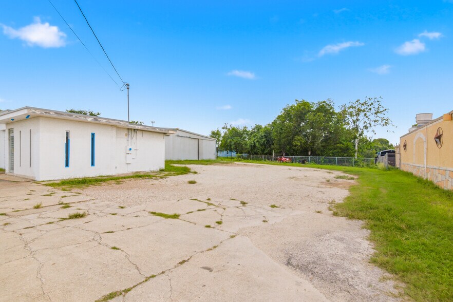 More Photos Of 4107 Port Lavaca Dr, Victoria Showroom For Sale