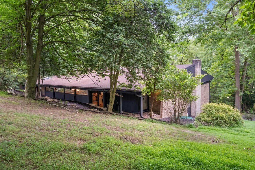 More Photos Of 176 Kingsview Dr, Weirton Showroom For Sale