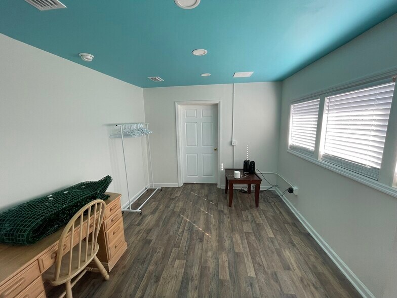 More Photos Of 5395 Cotton St, Graceville Office For Lease