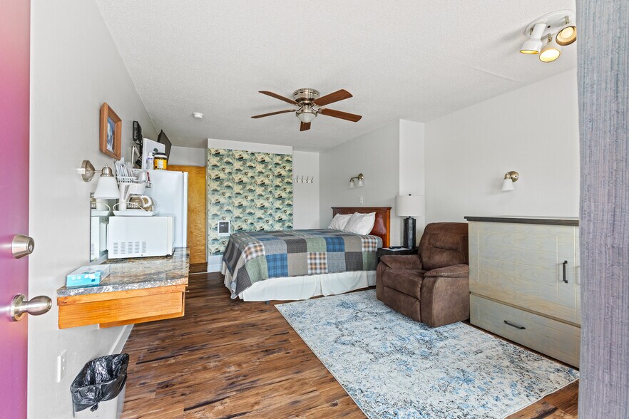 More Photos Of 787 N Central Blvd, Coquille Hotel For Sale