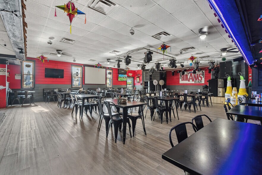 More Photos Of 900 Oak St, Pittston Showroom For Sale
