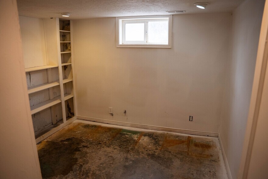 More Photos Of 1545 W State St, Hurricane Veterinarian Kennel For Lease