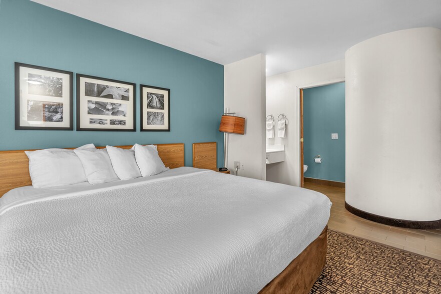 More Photos Of 220 Caravan Dr, Elkhart Hotel For Sale