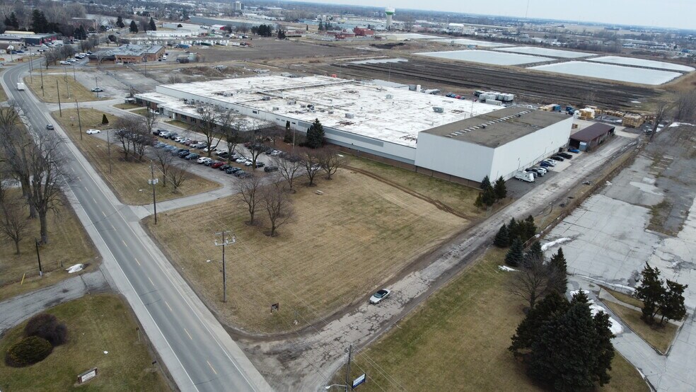 Primary Photo Of 566 Riverview Dr, Chatham-Kent Manufacturing For Sale