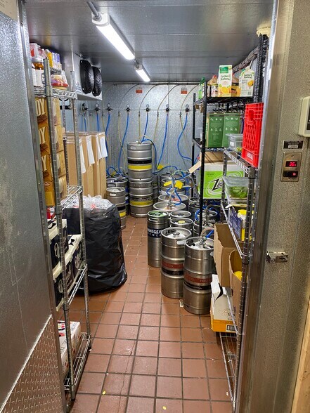 More Photos Of 410 S Clippert St, Lansing Restaurant For Sale