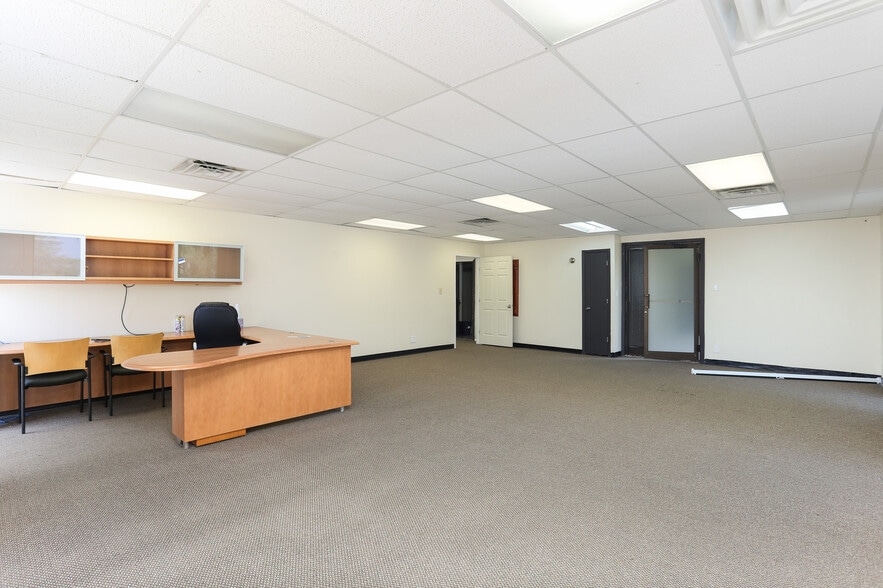 More Photos Of 4139 Gardendale St, San Antonio Office For Sale