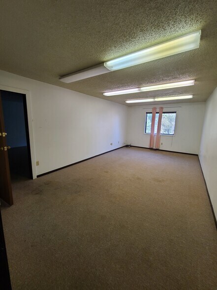 More Photos Of 620 Miller Ct, Lakewood Freestanding For Lease