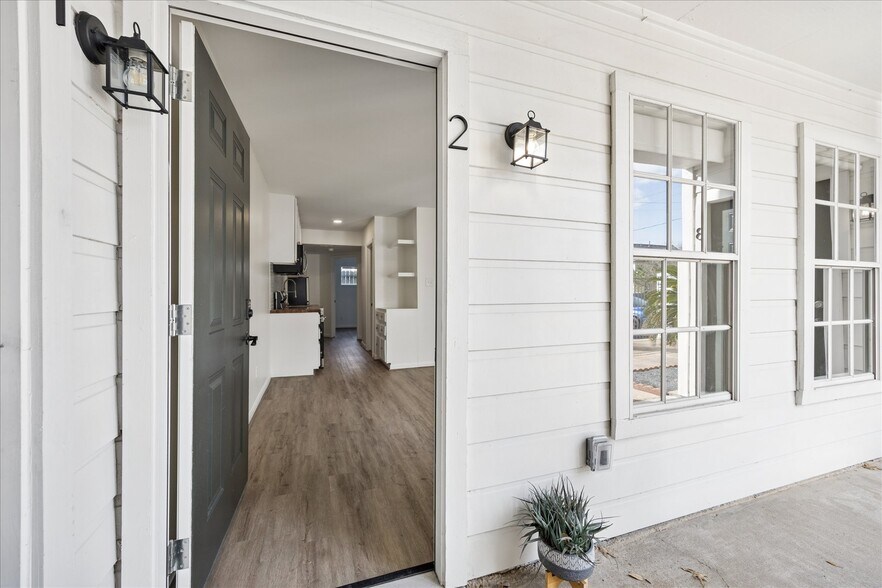 More Photos Of 1011 W 10th St, Houston Apartments For Sale