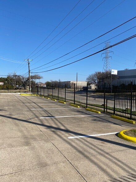 More Photos Of 11061 Shady Trl, Dallas Showroom For Lease