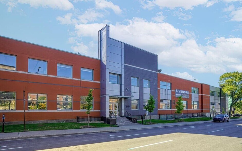 Primary Photo Of 8480-8490 Boul St-Laurent, Montréal Warehouse For Lease