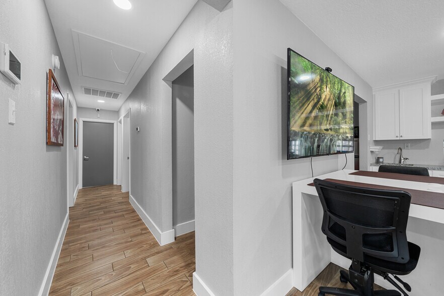 More Photos Of 29519 W Hawthorne Dr, Spring Flex For Sale