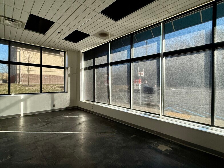 More Photos Of 7811 McKnight Rd, Pittsburgh Freestanding For Lease