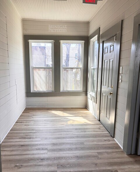 More Photos Of 302 E Main St, Round Rock General Retail For Sale