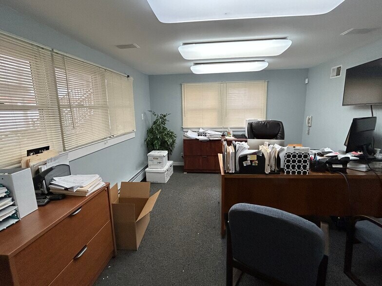 More Photos Of 847 King George Rd, Fords Office For Sale