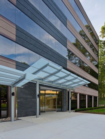 More Photos Of 3160 Fairview Park Dr, Falls Church Office For Lease