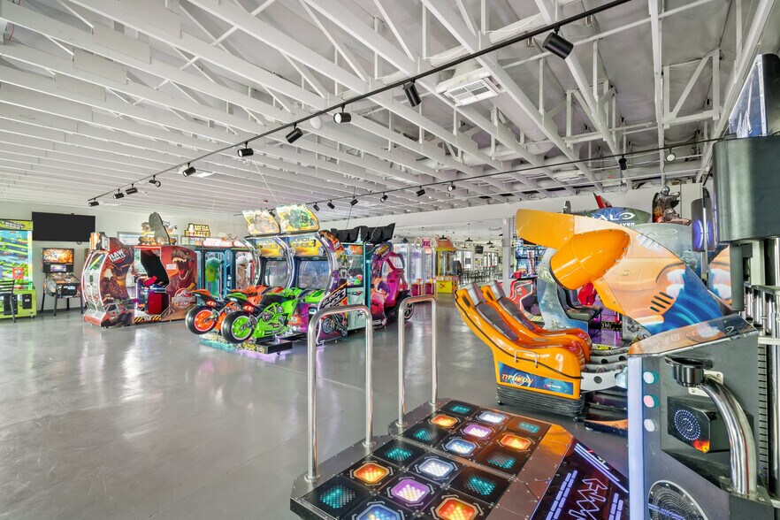 More Photos Of 2425 25th St SE, Salem General Retail For Sale