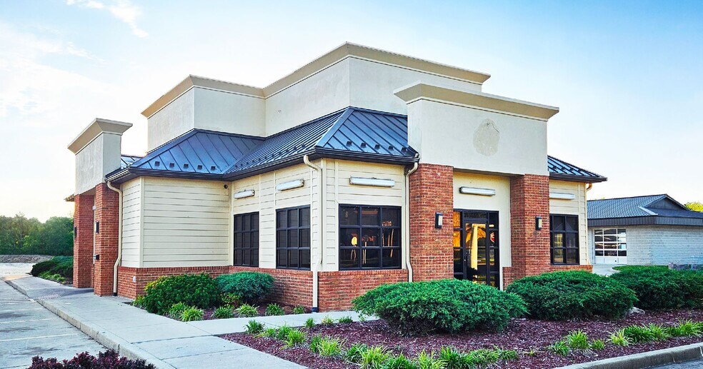Primary Photo Of 805 S Washington St, Du Quoin Storefront For Lease