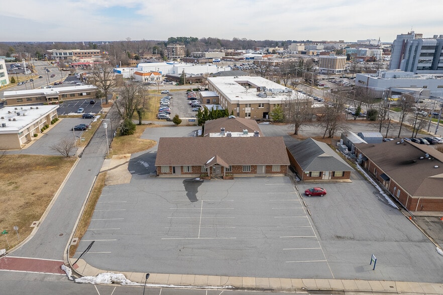 More Photos Of 810 Lindsay St, High Point Medical For Sale