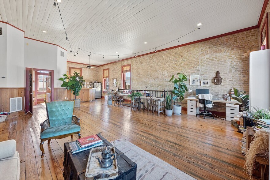 More Photos Of 709 Chestnut St, Bastrop Storefront Retail Residential For Sale