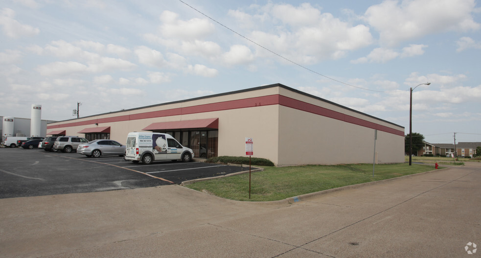 Primary Photo Of 2649-2669 Aero Dr, Grand Prairie Showroom For Lease