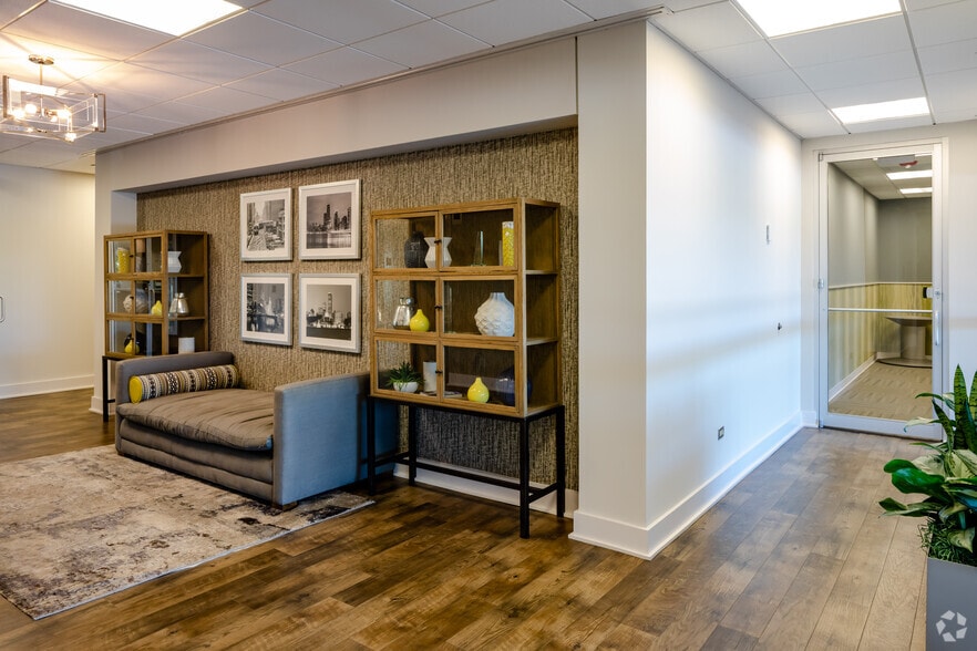 More Photos Of 400 E Diehl Rd, Naperville Office For Sale