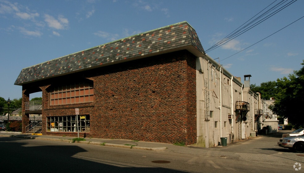 More Photos Of 165 Pleasant St, Marblehead Freestanding For Lease