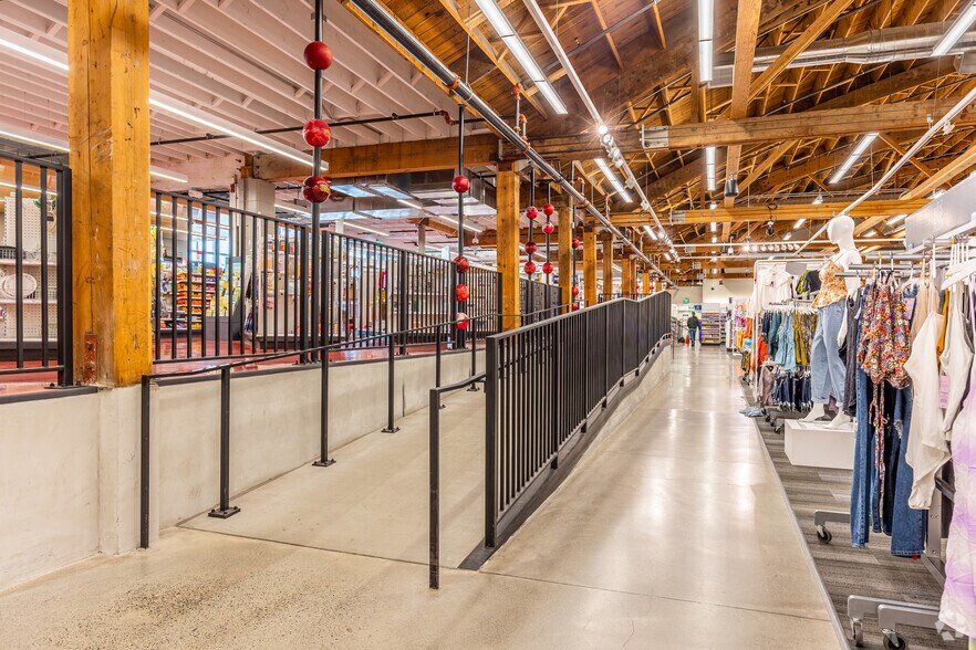 More Photos Of 3031 SE Powell Blvd, Portland Freestanding For Lease