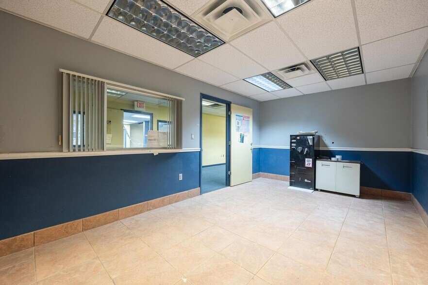 More Photos Of 2546-2578 Fowler St, Fort Myers Warehouse For Lease