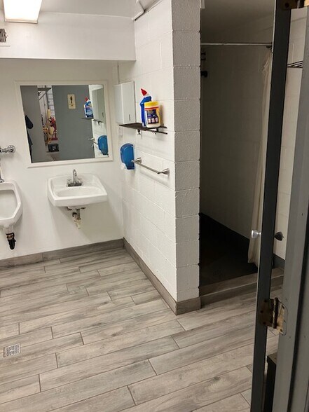 More Photos Of 1110 Island Ave, McKees Rocks Warehouse For Lease