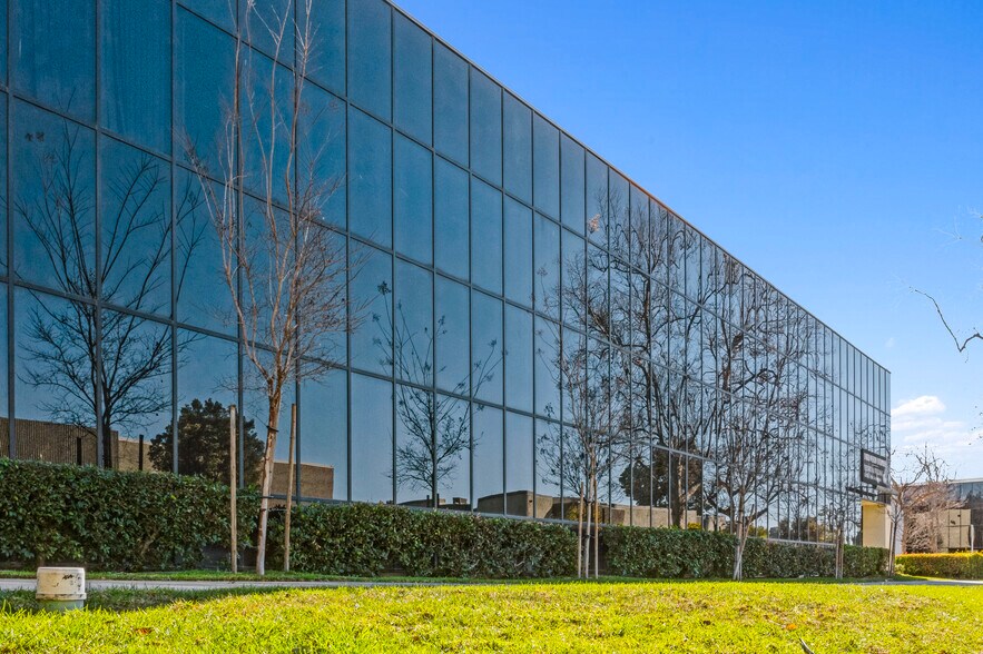 More Photos Of 850 Flynn Rd, Camarillo Manufacturing For Sale