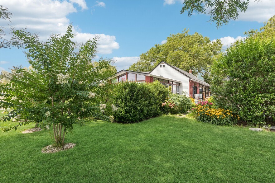 More Photos Of 95 Love Ln, Mattituck Freestanding For Sale