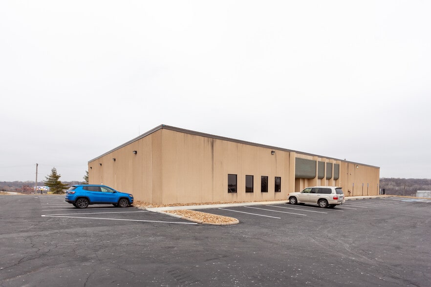 More Photos Of 1211 W Cambridge Circle Dr, Kansas City Warehouse For Lease