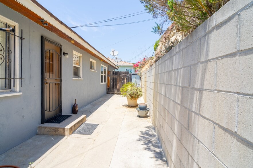 More Photos Of 3139 Reynard Way, San Diego Apartments For Sale