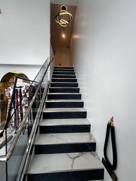 More Photos Of 330 N Western Ave, Los Angeles Storefront Retail Office For Lease