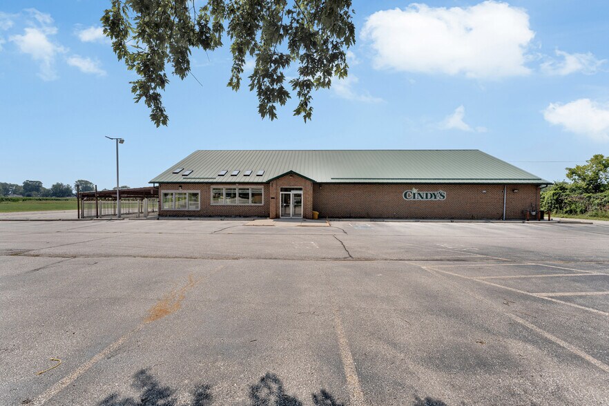 More Photos Of 585 Seacliff Dr, Kingsville Freestanding For Sale