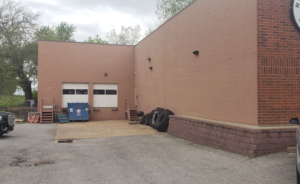 More Photos Of 251-253 Chesterfield Industrial Blvd, Chesterfield Warehouse For Sale