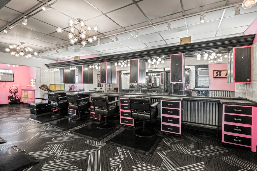 More Photos Of 10 S Crenshaw Ave, Richmond Freestanding For Lease