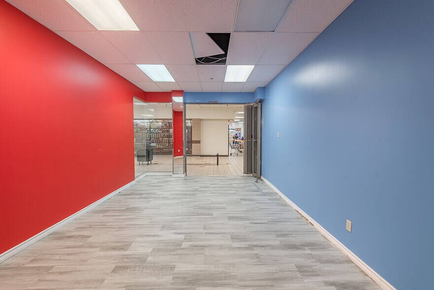 More Photos Of 740 Boul de la Côte-Vertu, Montréal Freestanding For Lease