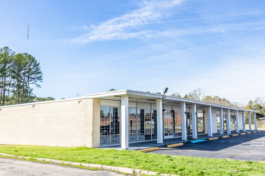 More Photos Of 603 N Main St, Darlington Storefront Retail Office For Sale