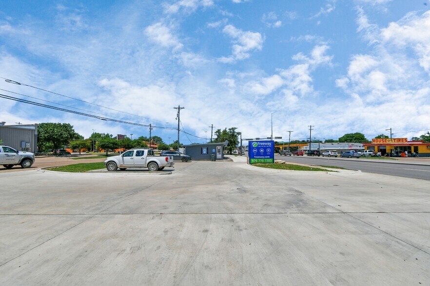 More Photos Of 1400-1402 S Texas Ave, Bryan General Retail For Sale
