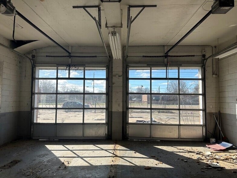 More Photos Of 2512 US-82, Greenville Auto Repair For Sale