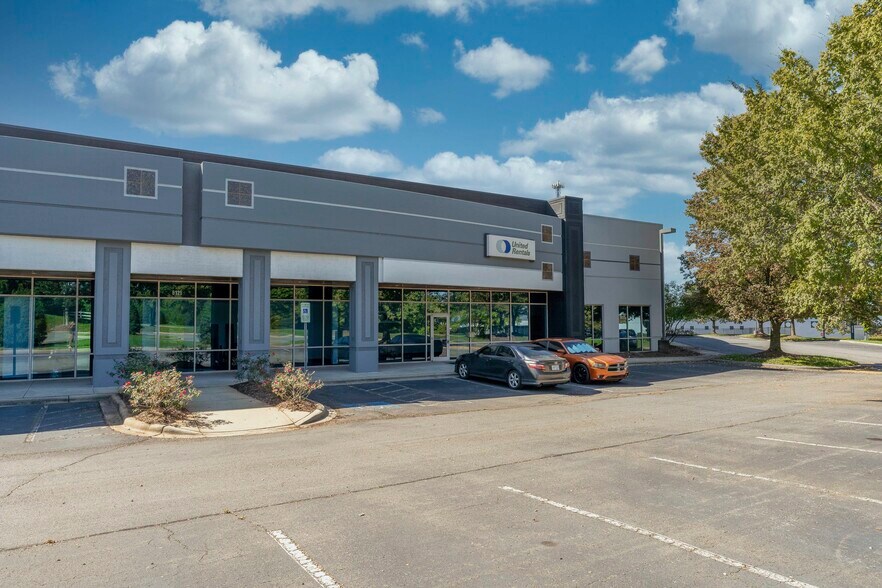 More Photos Of 6125 Lakeview Rd, Charlotte Light Distribution For Lease
