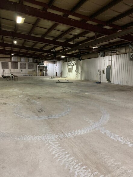 More Photos Of 1850 Cofrin Dr, Green Bay Manufacturing For Lease