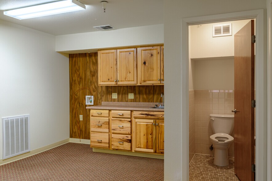 More Photos Of 714 W Chestnut St, Denison Storefront Retail Office For Lease