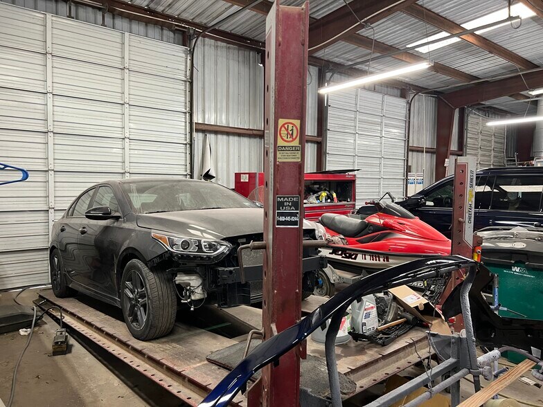 More Photos Of 3107 Red River St, Victoria Manufacturing For Sale