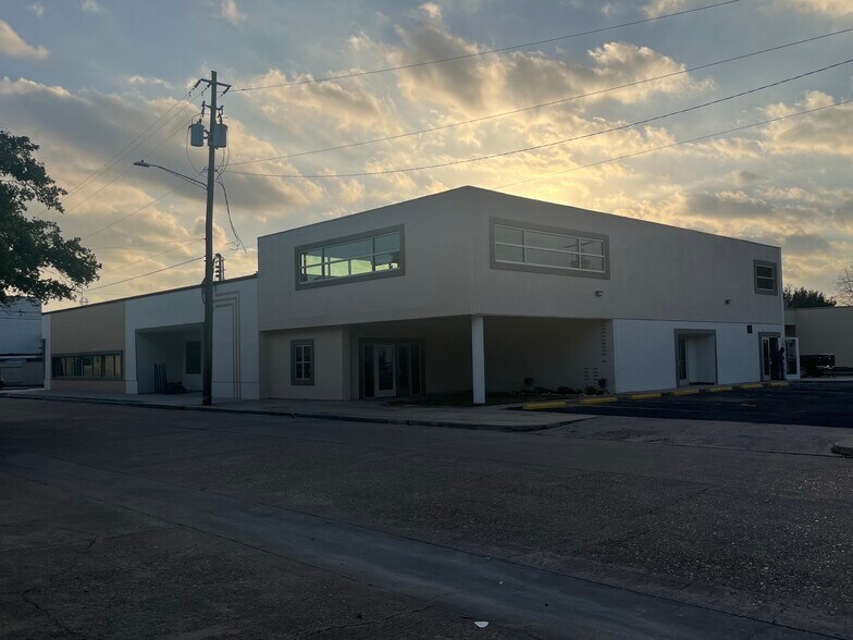 More Photos Of 302 W Defee Ave, Baytown Specialty For Sale