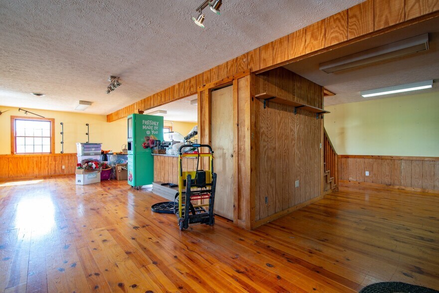 More Photos Of 641 Highland Ave, Vine Grove Freestanding For Sale