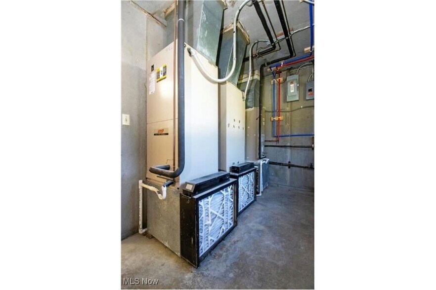 More Photos Of 390 E Wood St, Shreve Flex For Sale