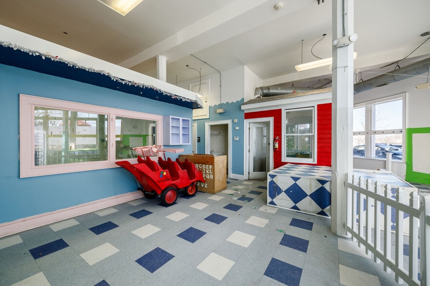 More Photos Of 300 W Clay St, Richmond Storefront Retail Residential For Lease